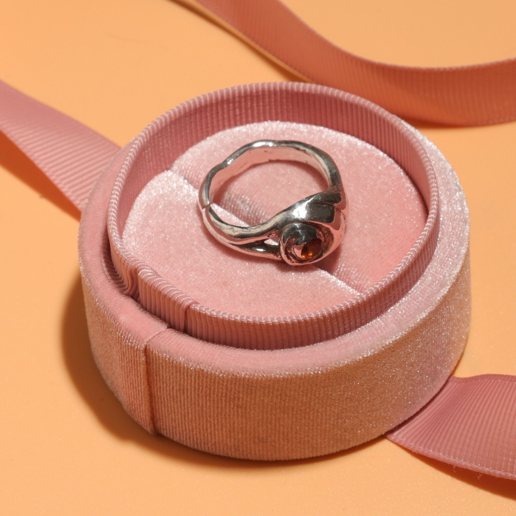 Ringen er udfrt i sterling slv med delsten